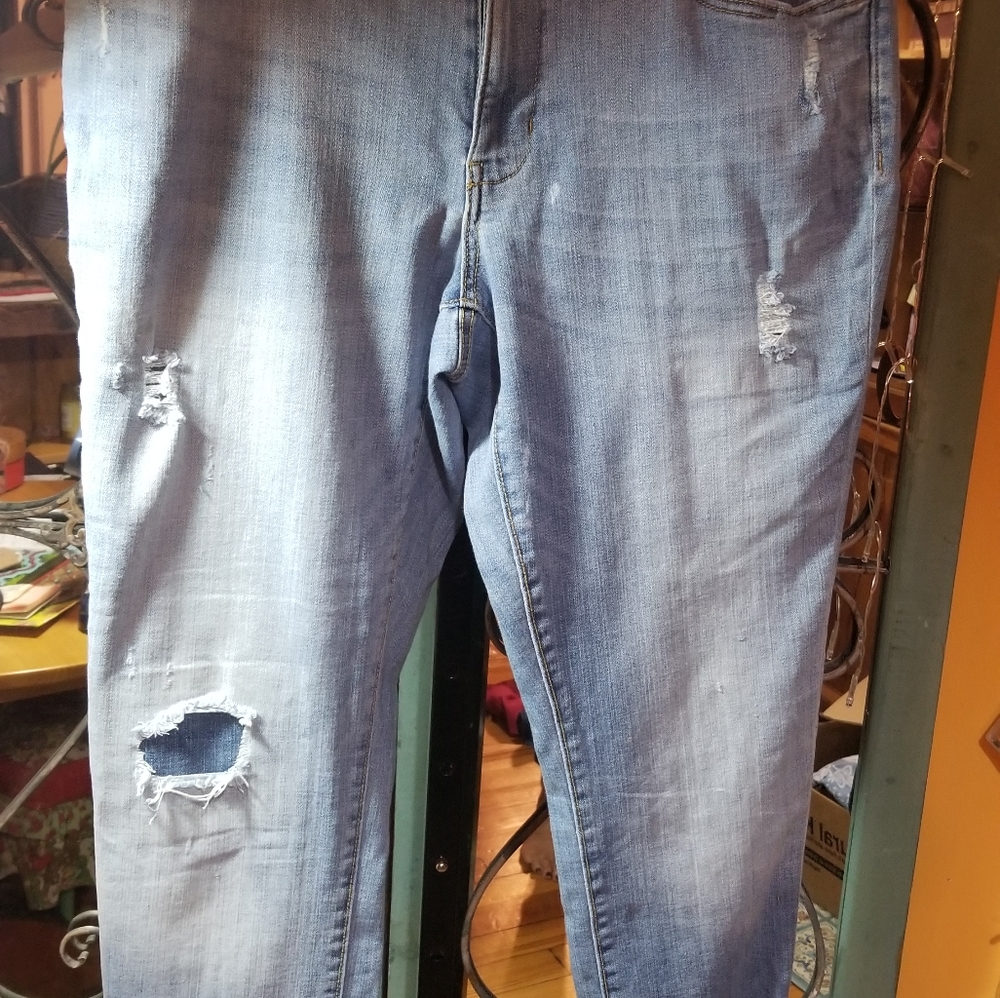 Distressed  ankle jeans